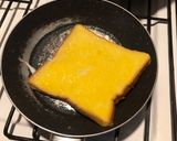 Foto langkah ke 6 dari resep Makanan AnakRoti Telur Goreng Isi Salmon.