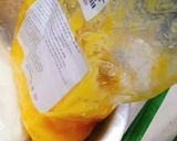 Hình bước làm 1 của món Cơm rang bơ trứng hình cá