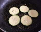 Foto del paso 2 de la receta: Merluza asada con champis y calabacín