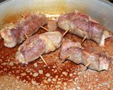Foto del paso 12 de la receta Saltimboca rellenos con jamón crudo y hojas de salvia en reducción de vino tinto