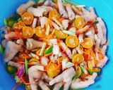Hình bước làm 2 của món Chân gà ngâm sả tắc 😚