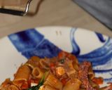Foto del passaggio 9 della ricetta Pasta al Polpo con Olive Taggiasche, Datterino e Bottarga di Tonno Rosso