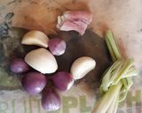 Foto langkah ke 2 dari resep Tumis Daun singkong ayam.