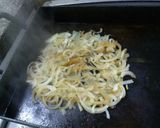 Foto del paso 1 de la receta: Chistorra con huevo, cebolla caramelizada y papas fritas