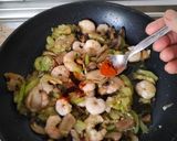 Foto del paso 3 de la receta: Revuelto de calabacín champiñón y gambas