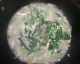 Foto langkah ke 2 dari resep Bayam Kuah Tomat Telur.