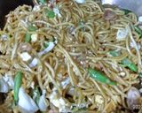 Foto langkah ke 4 dari resep Mie goreng ayam.