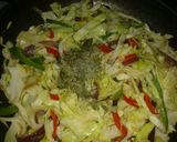 Foto del paso 3 de la receta: Repollo con chiles y cebolla morada