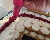Bebe-féle fehércsokis mézes-lapos málnás számtorta szülcsinapra recept fázis 5 fotója