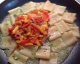 Foto del passaggio 11 della ricetta Paccheri con pesce, peperoni corno e olio aromatizzato con menta e basilico