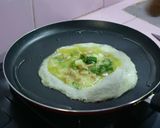 Foto langkah ke 5 dari resep Martabak Telor Sosis Enak dan Sederhana.