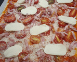 Foto del paso 3 de la receta: Pizza de cherries, mozzarella, bacon y olivas