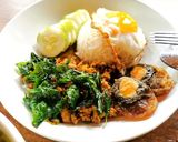 รูปขั้นตอนการทำที่ 6 ของ ผัดกระเพรา​หมูสับ​ ไข่​เยี่ยวม้า