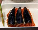Фото кроку 3 до Скумбрия, запеченная с морковкой и луком.