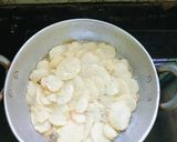 A picture of step 2 of Quick Potato chips.