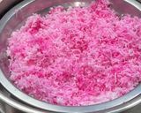 Foto langkah ke 3 dari resep Kelapa Parut Pink (Buah Naga) untuk Baluran Lupis/Kue Lainnya.
