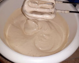 Foto del paso 3 de la receta: Bizcochuelo clásico con dulce de leche y merengue..