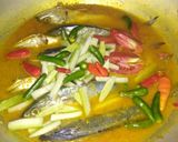 Foto langkah ke 3 dari resep Ikan kuah kuning pedas.