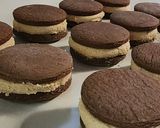 Foto del paso 10 de la receta: Alfajores de maizena reversionados - Masa de cacao y relleno de bon o bon casero 🥜 🫶🏻
