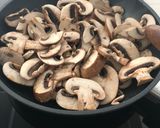 Foto del paso 2 de la receta: Pizza de masa de coliflor con bacon y champiñones