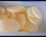 A picture of step 1 of Aloo pakore.