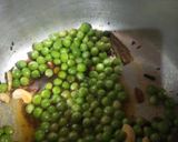 A picture of step 2 of Matar pulao.