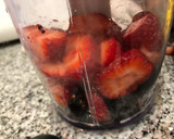 Foto del paso 1 de la receta: Tiramisú de frutos rojos sin horno delicioso. Especial cumpleaños mamá