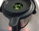 Foto del paso 3 de la receta: Espinacas con pasas y piñones Thermomix