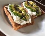 Foto del paso 3 de la receta Tostadas de cottage y aguacate. 🥑