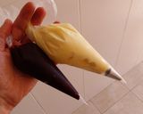 Foto del paso 3 de la receta: Berlinas rellenas de crema y coulis de cerezas con ganache de chocolate