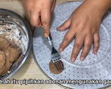 Foto langkah ke 3 dari resep Kue kering coklat wajan 4 bahan.