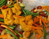 Foto langkah ke 2 dari resep Ayam goreng kunyit.