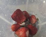 Foto del paso 1 de la receta: Licuado fresco de frutilla y durazno 🍑 🍓