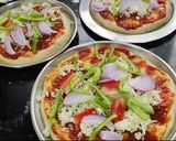 गव्हाच्या पिठाचा वेज पिझ्झा (veg pizza recipe in marathi) रेसिपी स्टेप 10 फोटो 