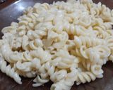Foto del paso 3 de la receta: Tirabuzones con salsa