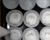 Foto langkah ke 2 dari resep Mini Pavlova Chocovanila Cream.