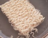 A picture of step 2 of Crustless Instant Noodle Cake.