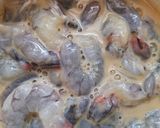 Gambar langkah 1 resipi Udang Masam Manis.