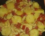 Foto del paso 6 de la receta: Filet de pescado con papas, tomate y fideo