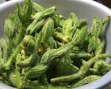 Taste of spring, Japanese cooked rice with Aralia sprouts recipe step 2 photo