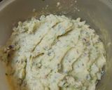 Foto del paso 8 de la receta: Buñuelos de puré de papas, abadejo, palitos de cangrejo y cebolla sofrita con ensalada