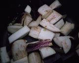Foto langkah ke 2 dari resep Terong Ungu Tumis Bawang Putih.