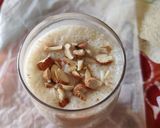 A picture of step 2 of Apple banana dryfruits shake.