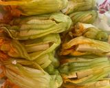 Foto del paso 1 de la receta: Flor de calabaza rellena de queso