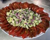 Une image de l'étape 15 de Salade composée de tomates noires, concombre, oignon rouge, feta et persil.