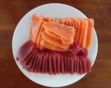 Hình bước làm 1 của món SAKE & MAGURO NIGIRI (Sushi cá hồi và cá ngừ)