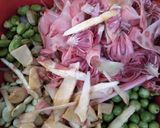 Foto langkah ke 1 dari resep Gulai Pangek Daun Kacang khas Minang.