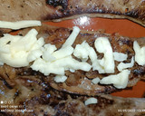 Foto del paso 3 de la receta: Hígado de ternera con cebolla, mozzarella y huevo
