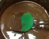 Foto del paso 1 de la receta: Huevos de Pascuas de Chocolate Relleno con Mousse de fresas!!