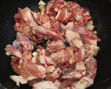 Foto del paso 1 de la receta: Cabrito al ajillo y limón con patatas al horno